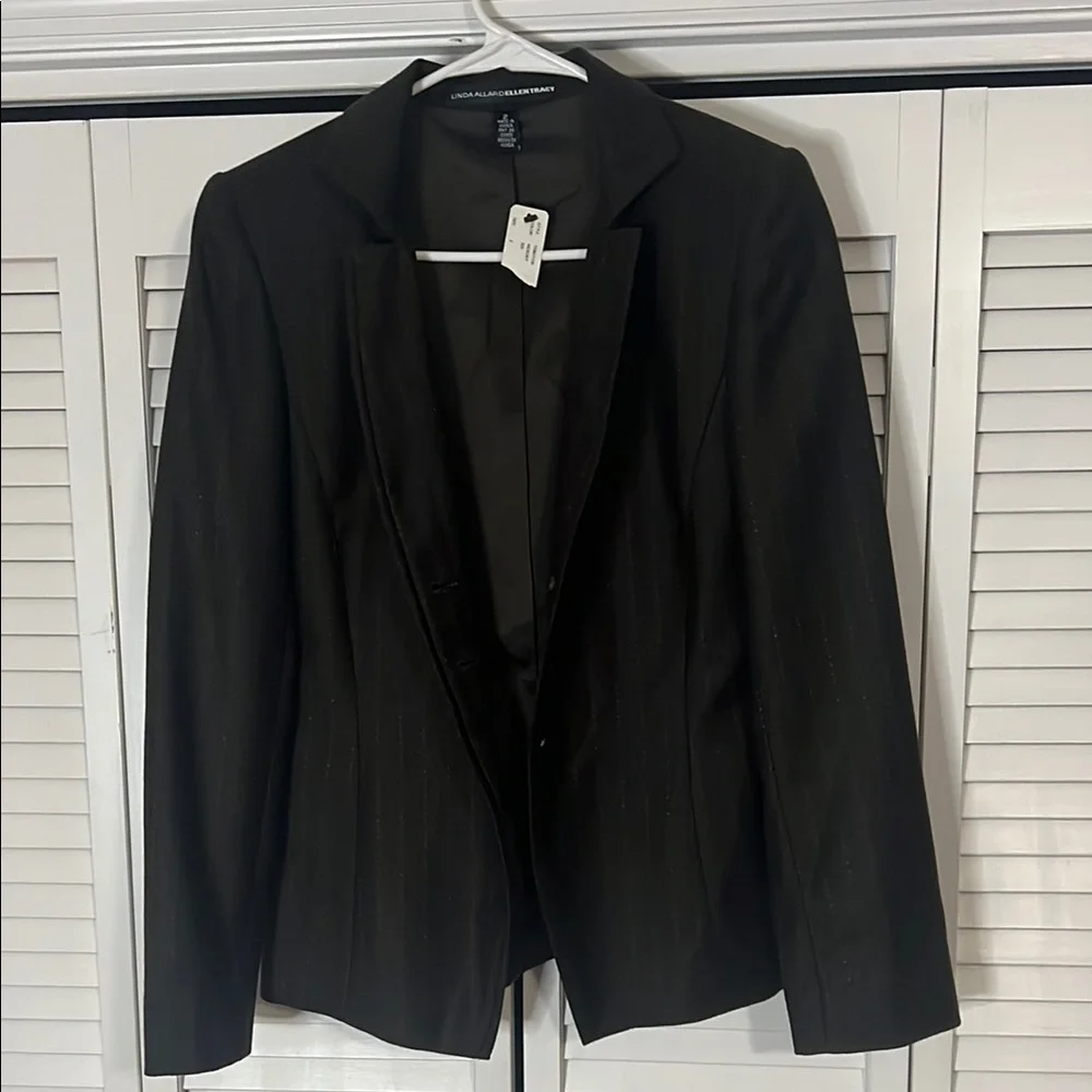 Tailored Blazer with Notched Lapels and Fitted Silhouette - Picture 10 of 10